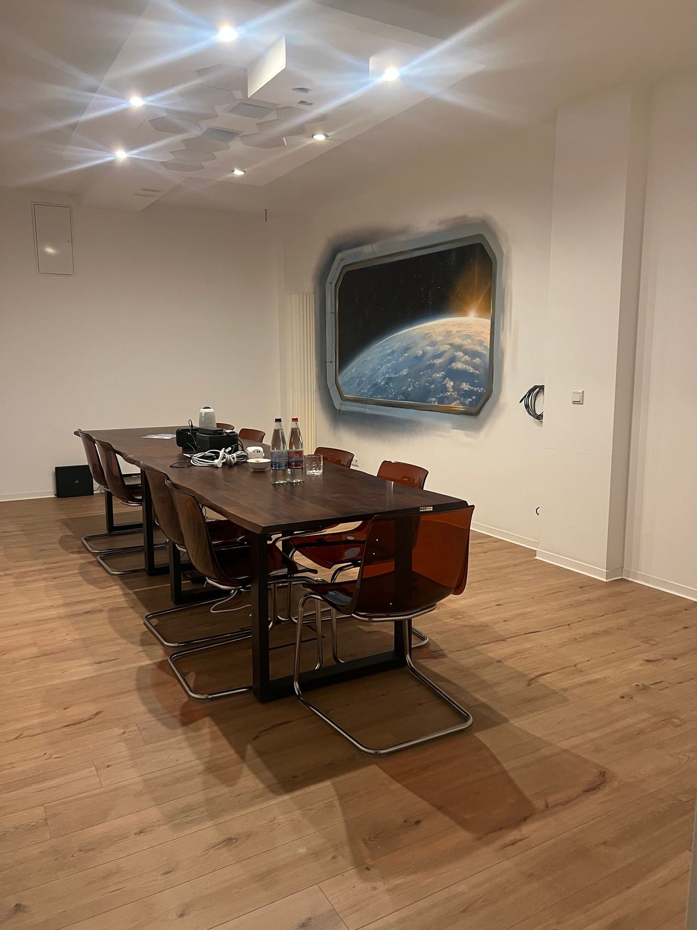 Meetingraum Rakete mit langem Holztisch