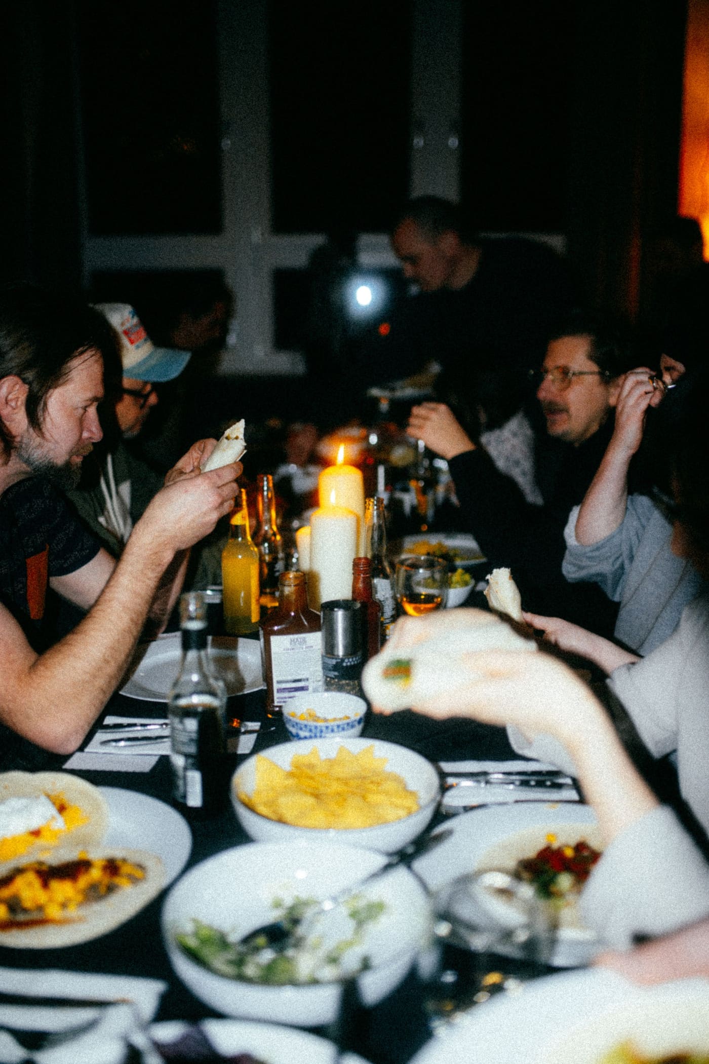 Gemeinsames Dinner bei Kerzenlicht