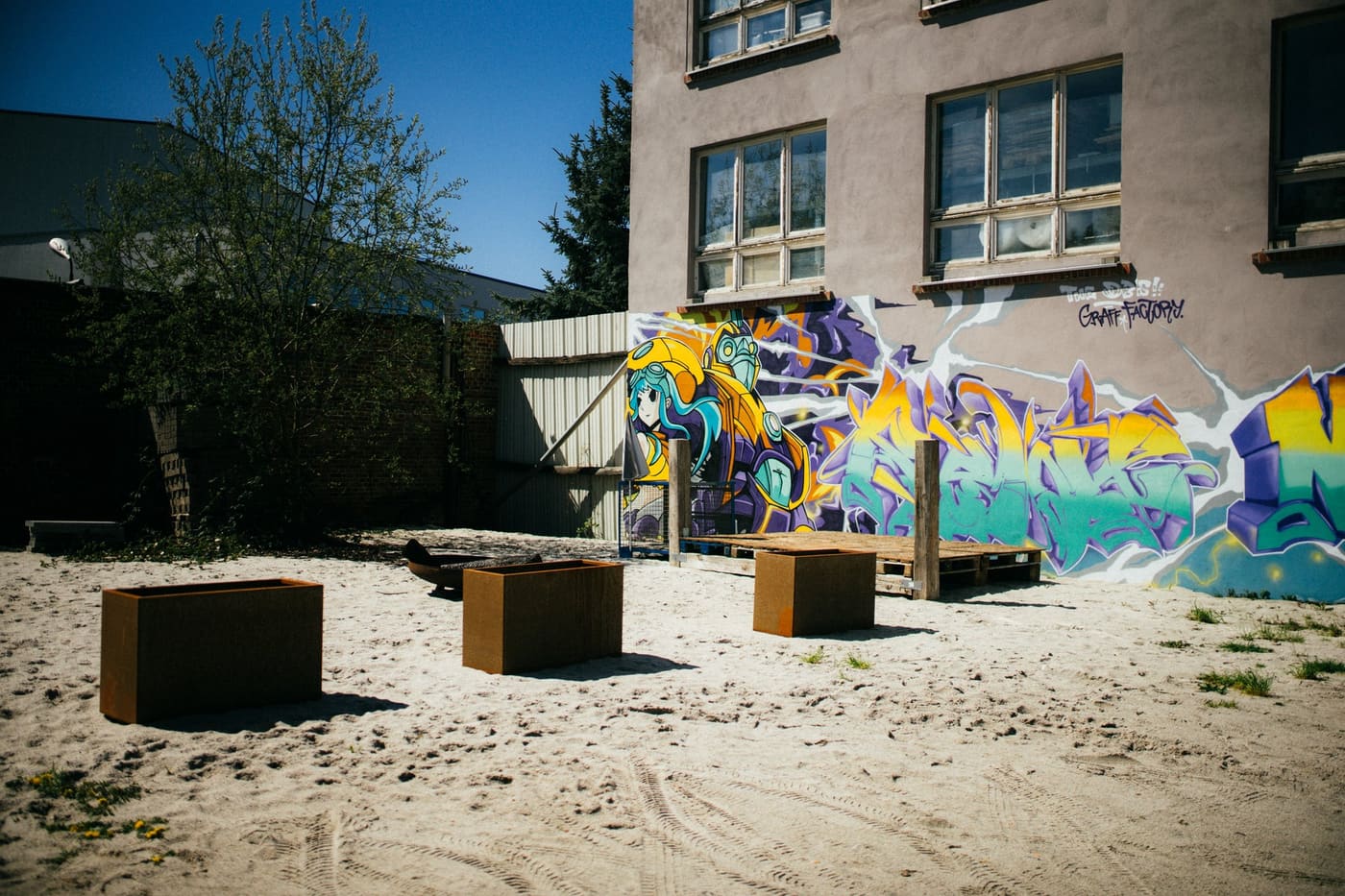 Der Beach: Sandfläche mit Beachbar und Graffiti-Wand