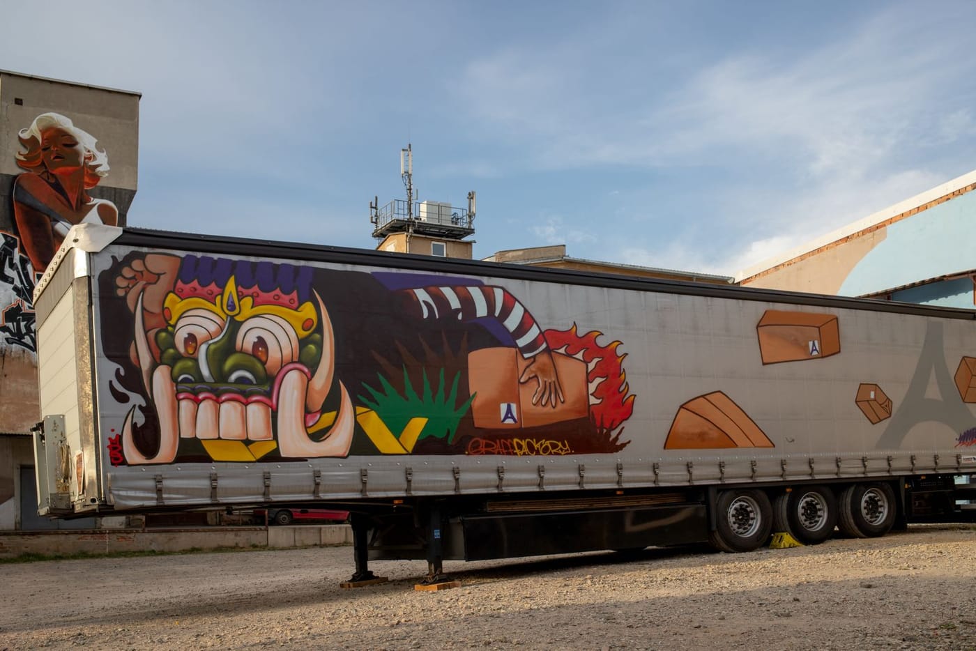 Bemalter Lkw-Auflieger mit Graff-Factory-Motiv